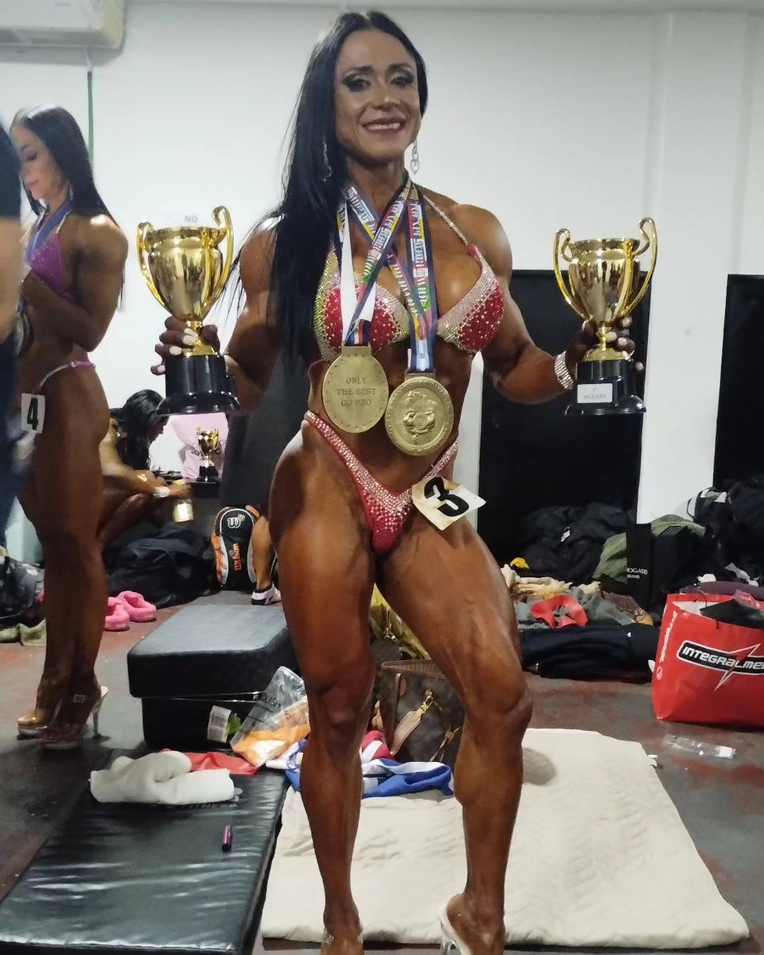 Roxana Palomo en backstage con medallas y trofeos