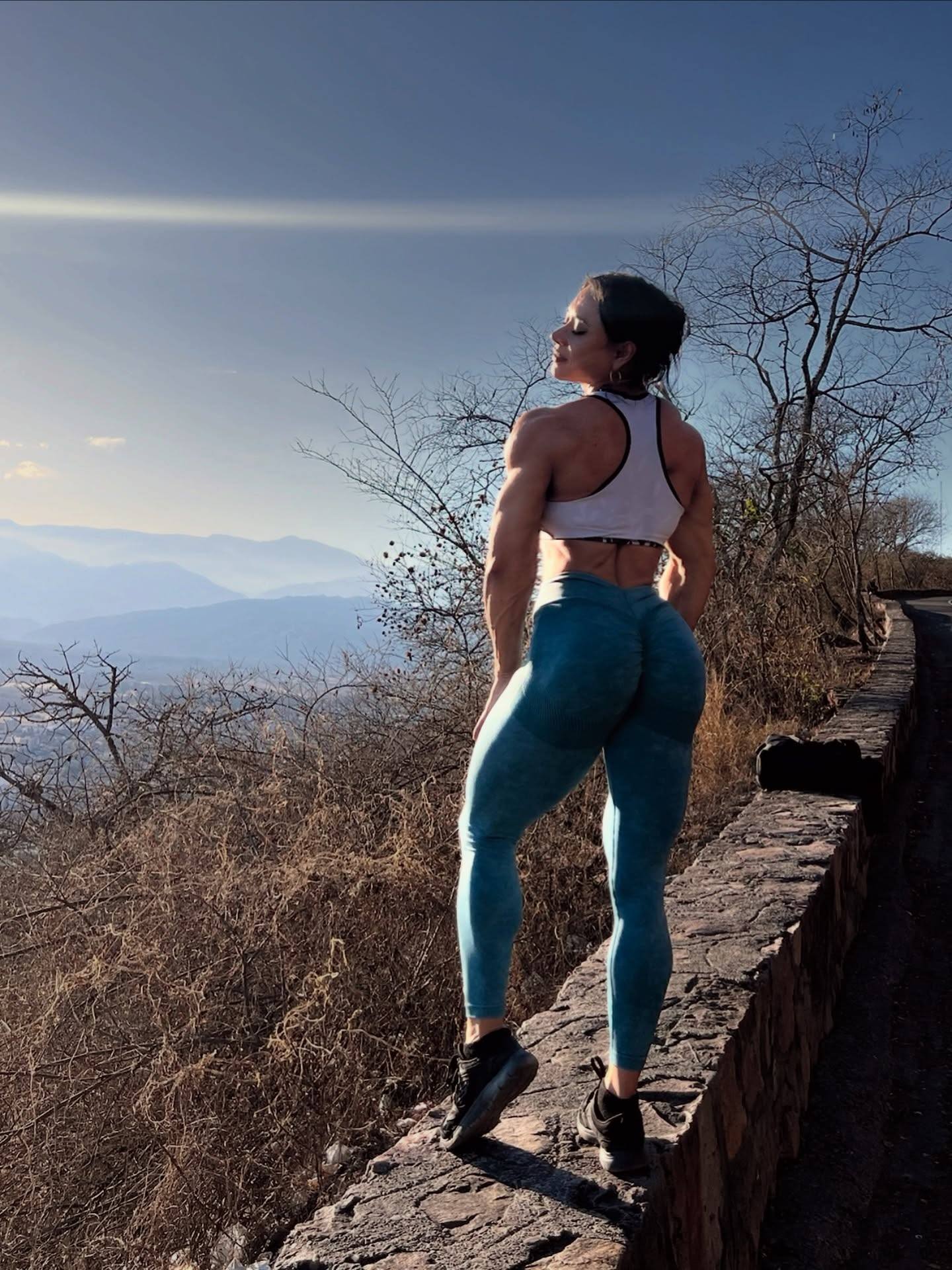 Roxana Palomo de espaldas mirando los cerros de Salta