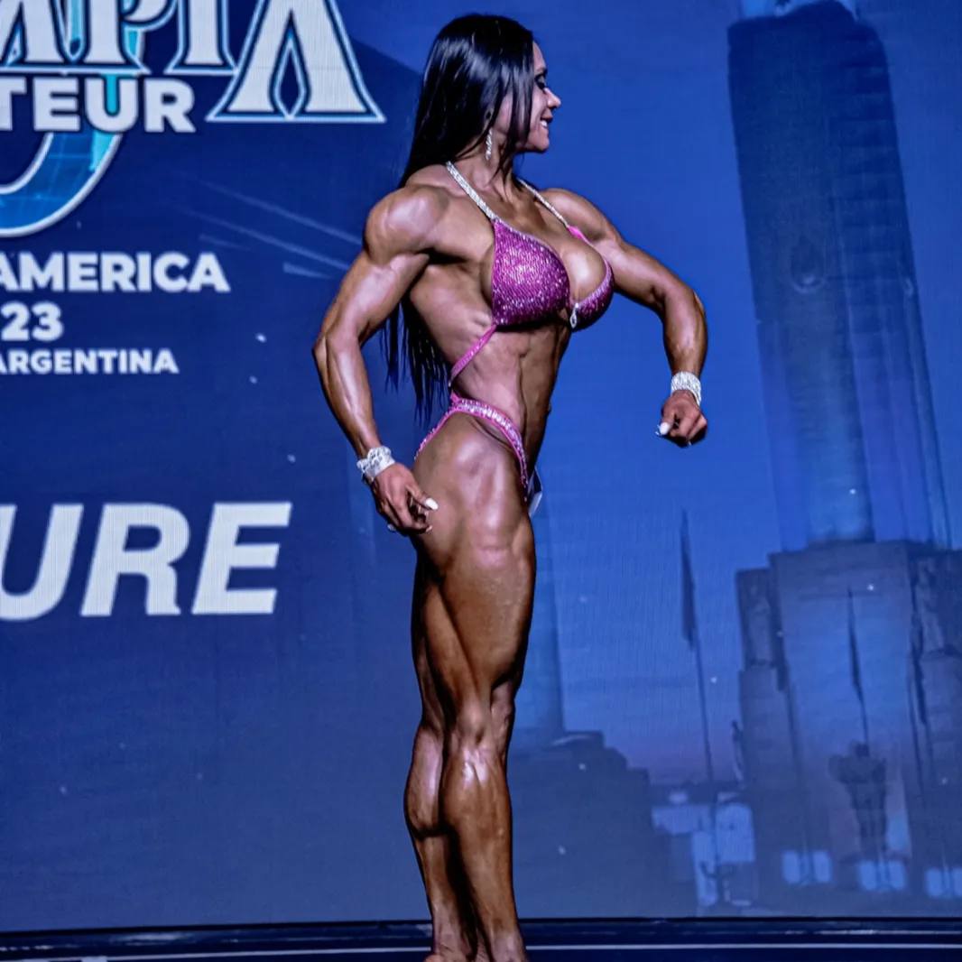 Roxana Palomo en pose lateral en el Olympia Amateur Sudamérica 2023