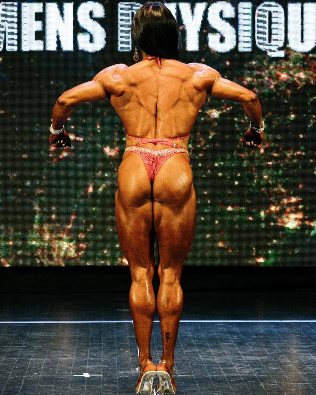 Roxana Palomo en pose de espalda sobre el escenario