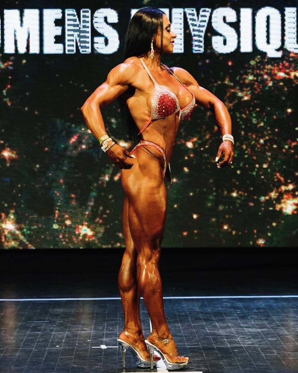 Roxana Palomo en pose lateral sobre el escenario