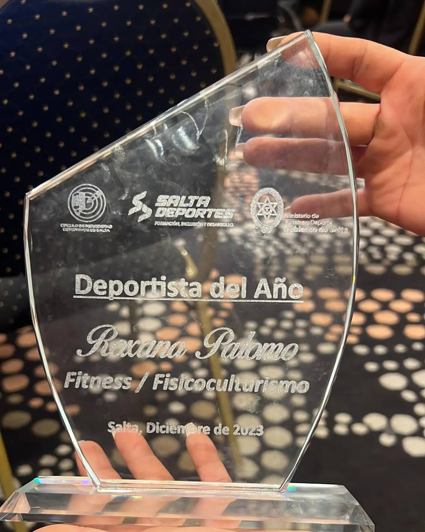 Trofeo Deportista del Año en Fitness y Fisicoculturismo otorgado a Roxana Palomo, Salta, diciembre de 2023